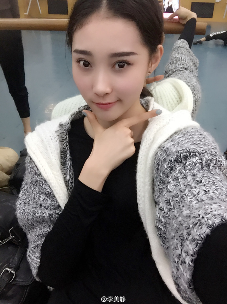 就读于中央民族大学的校花在微博晒出清新唯美写真,身材修长气质好!