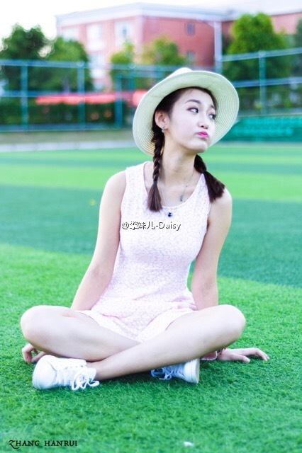 近日,来自海口经济学院的校花只喝露水的小仙女李李在微博晒出自拍