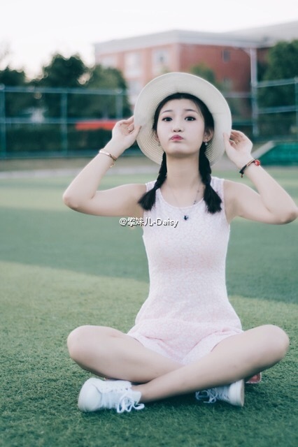 猜你喜欢 32 / 53 近日,来自海口经济学院的校花只喝露水的小仙女李