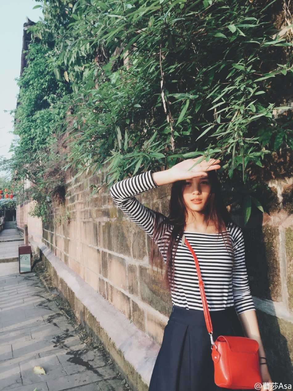 组图:四川传媒女生似阿娇 网友称其欧美范十足_长江网