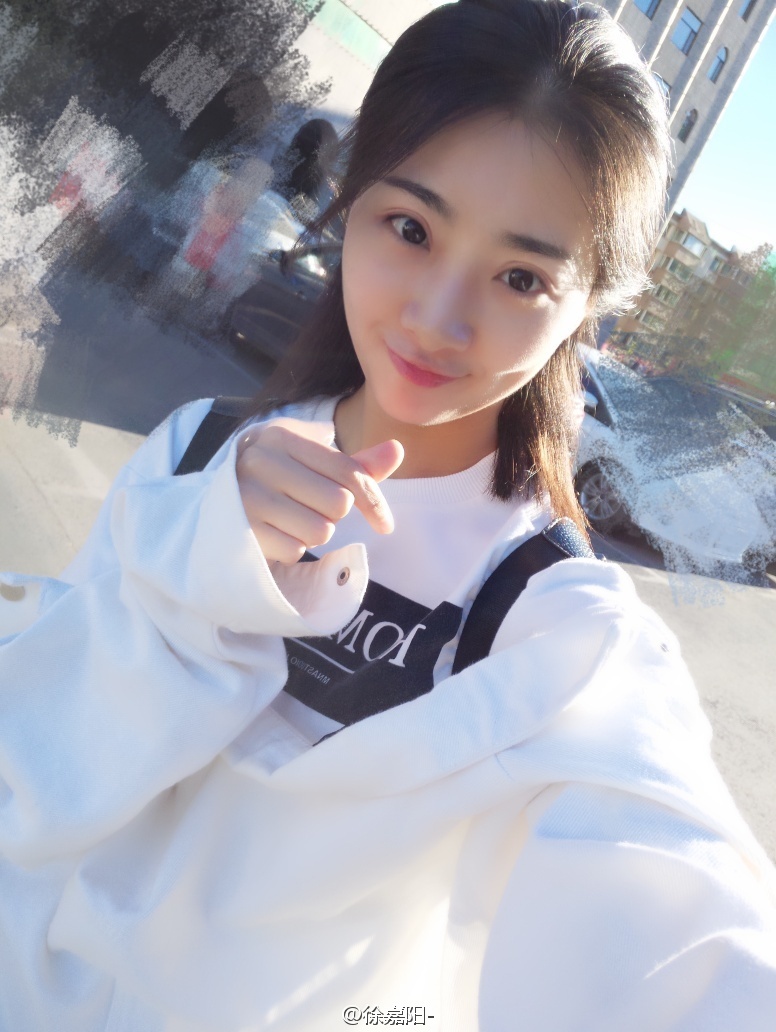 组图:吉林舞蹈系女生晒一字马 美且优雅