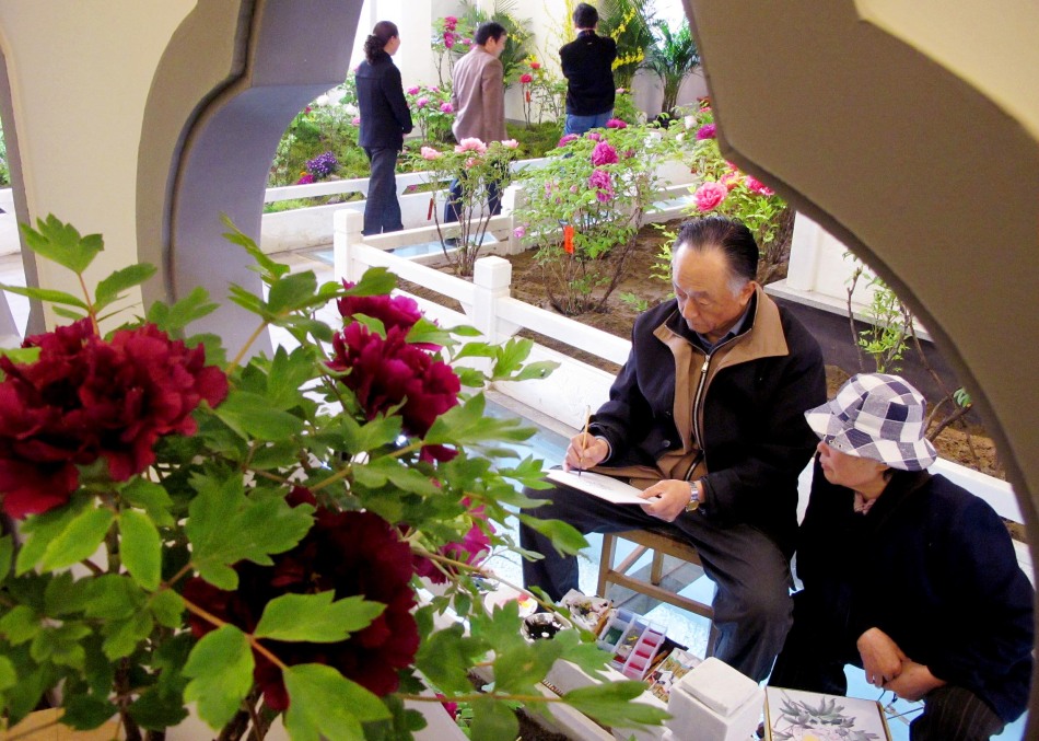 洛阳国家牡丹园四季牡丹展览馆内来自北京的老