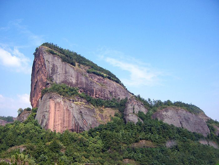 此外,还有宁都的翠微峰,龙南的武当山,上犹的陡水湖,崇义的聂都溶洞