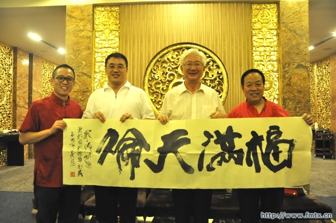 张秋利、王瑞枫与书法家罗钧一起向第二届祈福节特邀主持人陈铎老师赠送书法佳作