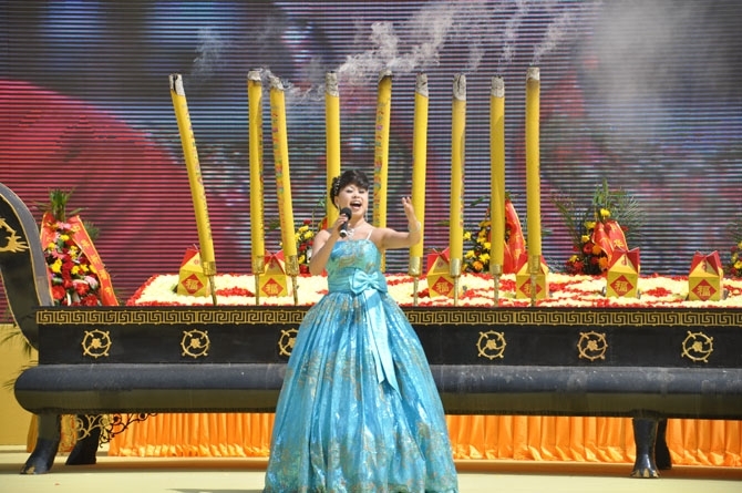 张秋利、王瑞枫与书法家罗钧一起向第二届祈福节特邀主持人陈铎老师赠送书法佳作