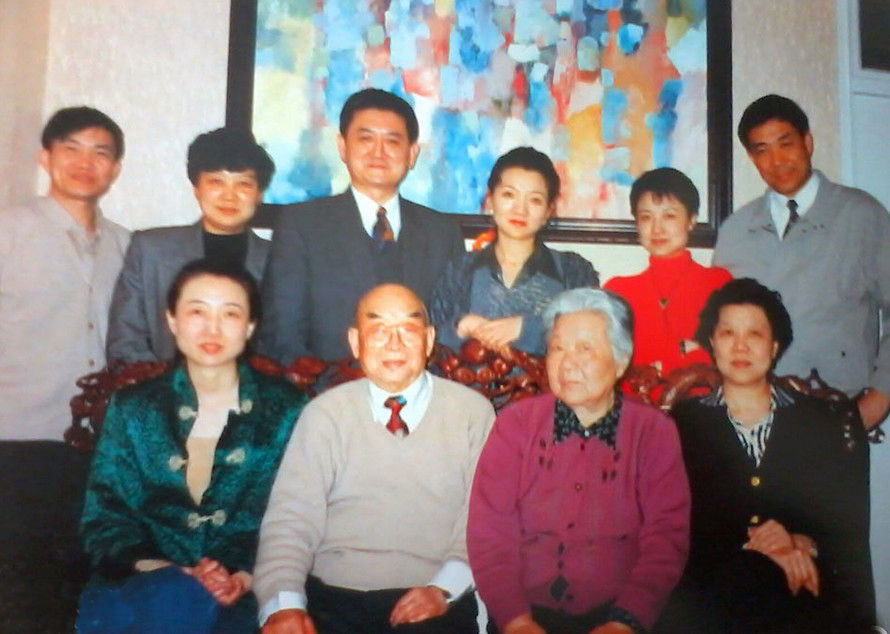 其母范承秀,为范仲淹的后代