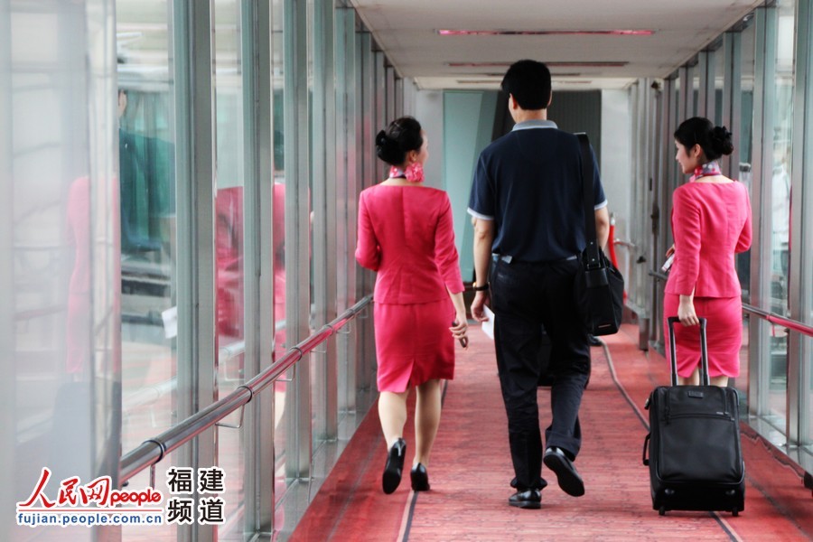 组图:福州机场美女地勤不为人知的一面