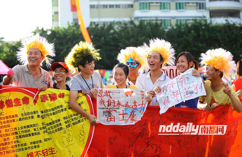 深圳工人口号_深圳环卫工人照片(2)