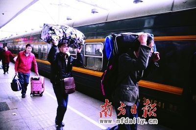点击图片查看详情 春运 人口流动_居住证求解人口管理难题 昆明执行新规需细化(2)
