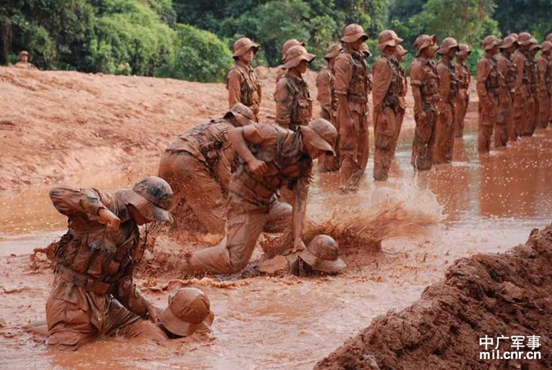 东莞武警特勤队高强度练兵保大运