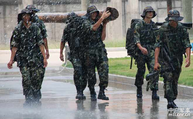 东莞武警特勤队高强度练兵保大运 - 新闻中心 