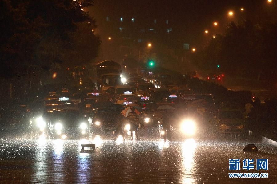 暴雨袭广州 中心城区大面积积水 - 新闻中心 - 佛