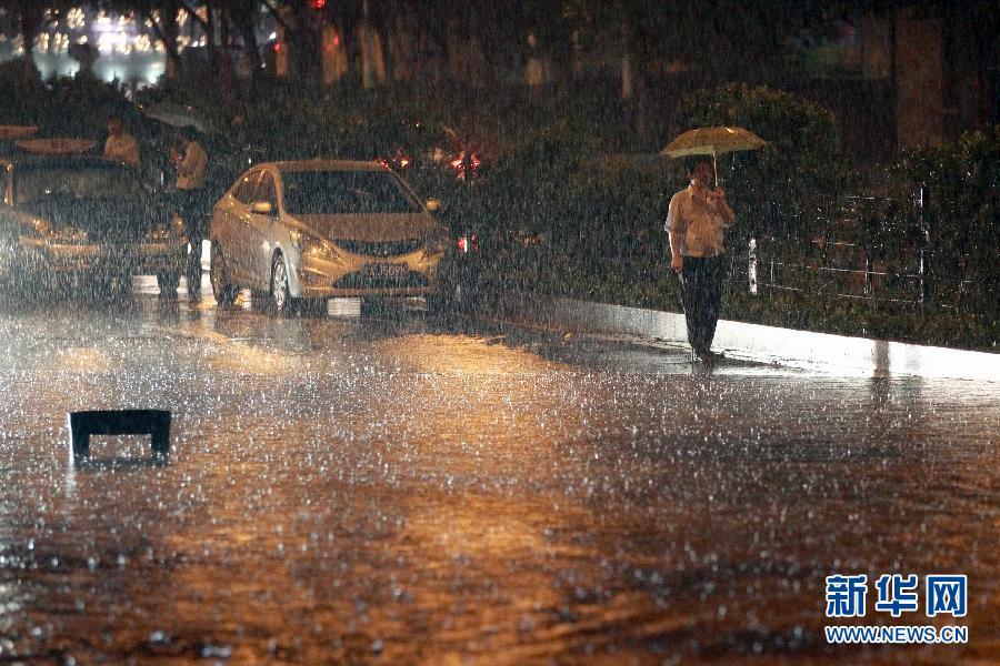 暴雨袭广州+中心城区大面积积水
