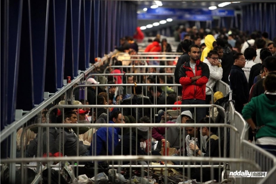 iPhone4s香港发售 排队购机人山人海 - 新闻中