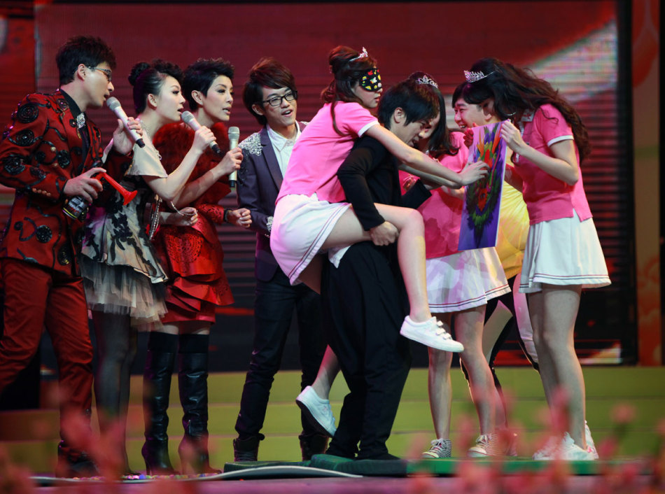 南派春晚《 龙腾贺岁万家欢 》粤港明星云集 -