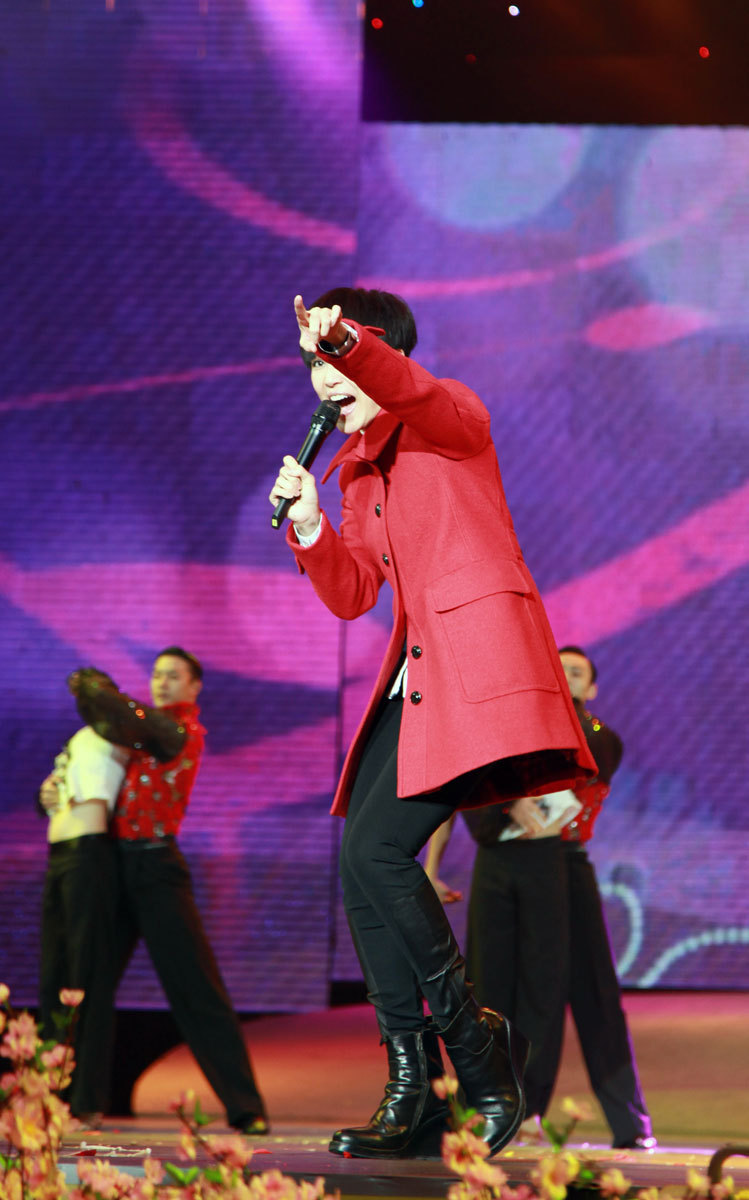 南派春晚《 龙腾贺岁万家欢 》粤港明星云集 -