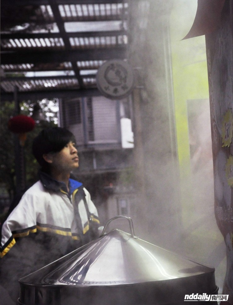 有一天放学由美回到家中,看到父亲满脸的沧桑