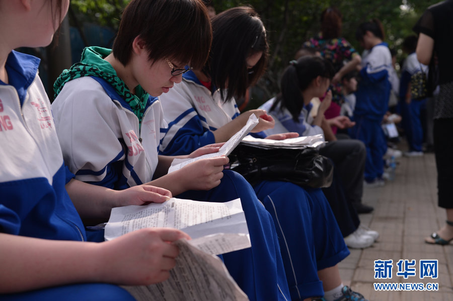 适龄人口_...-2020高考适龄人口变化趋势(万人) 14000 13000 12000 11000 ...(2)
