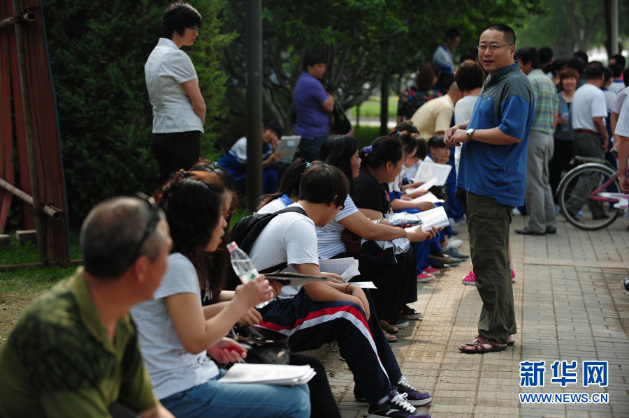 适龄人口_...-2020高考适龄人口变化趋势(万人) 14000 13000 12000 11000 ...(2)