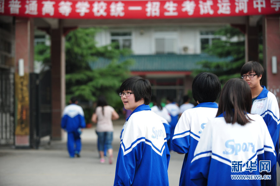 适龄人口_...-2020高考适龄人口变化趋势(万人) 14000 13000 12000 11000 ...(3)