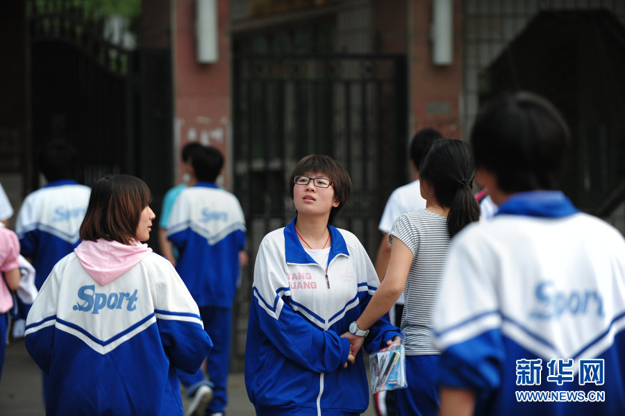适龄人口_...-2020高考适龄人口变化趋势(万人) 14000 13000 12000 11000 ...(3)