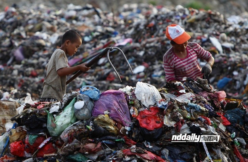 惠州拾荒者垃圾场刨生活 小孩放假得帮忙 - 新