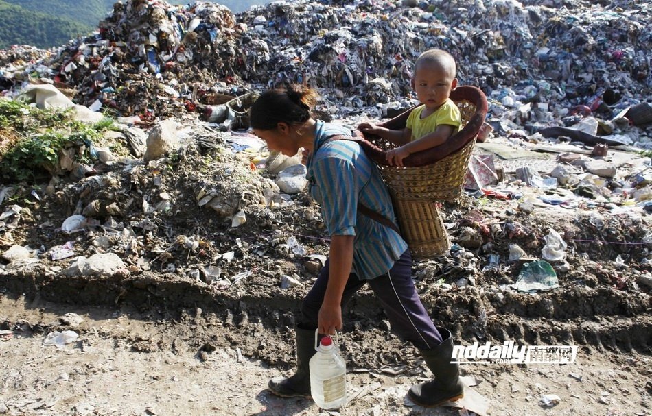 惠州拾荒者垃圾场刨生活 小孩放假得帮忙 - 新
