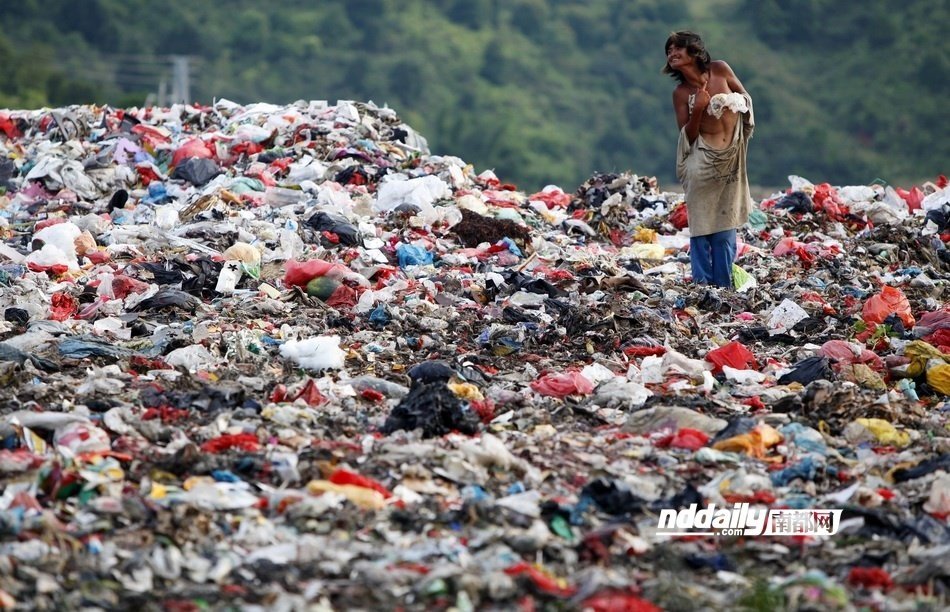 惠州拾荒者垃圾场刨生活 小孩放假得帮忙 - 新