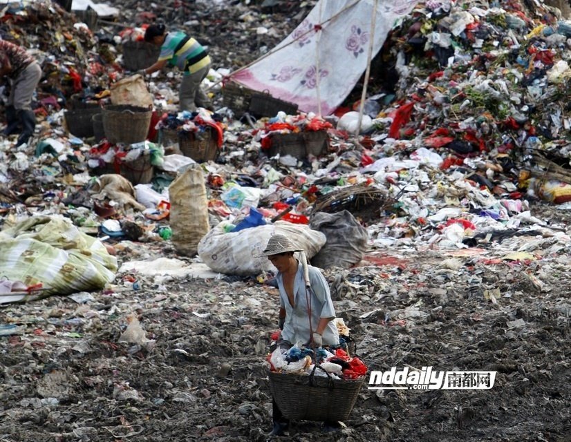 惠州拾荒者垃圾场刨生活 小孩放假得帮忙 - 新