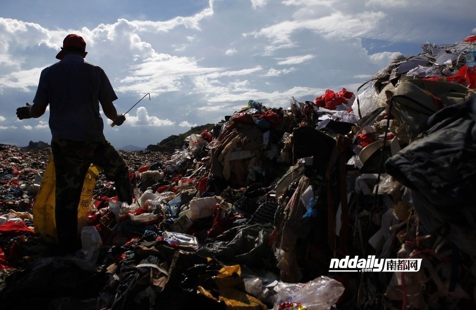 惠州拾荒者垃圾场刨生活 小孩放假得帮忙 - 新
