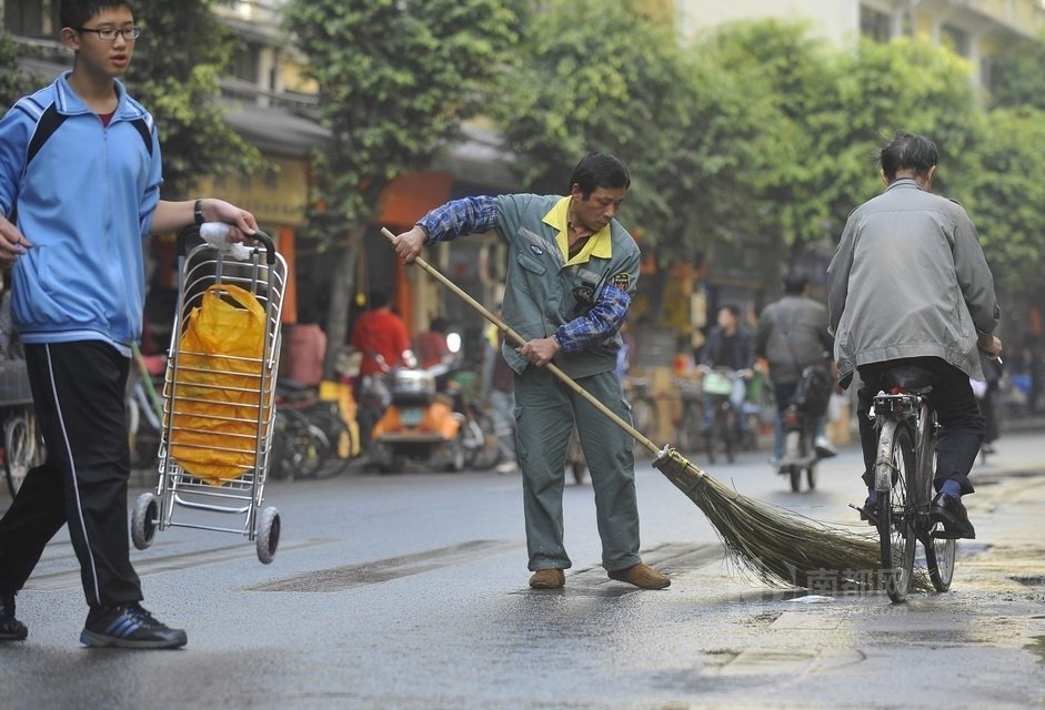 广州环卫工晒工资单 吁求工资涨10% - 新闻中