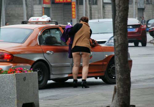 [转载]露底大妈当街尿尿 骑马舞式打的_舟子_新浪博客