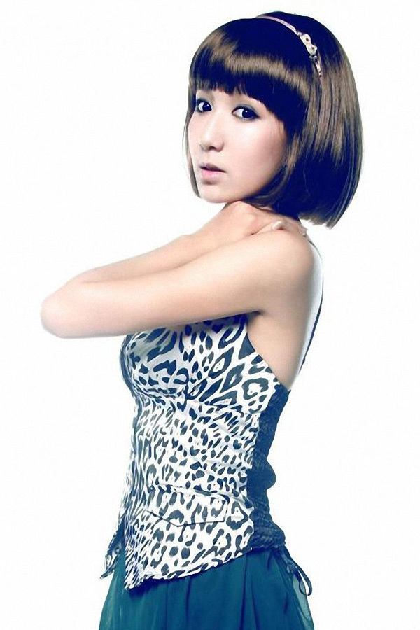 女主叫百里悠雪,男主叫南宫雨轩是校园小说-女