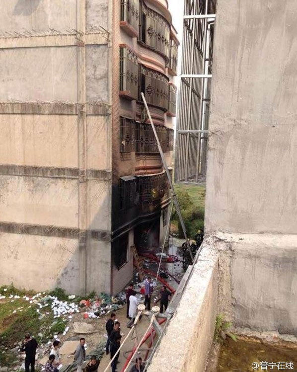 普宁一内衣厂火灾_普宁6人火灾照片(2)