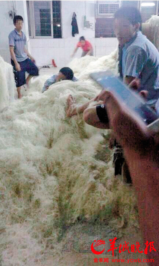 恶臭8人口_脚底板发白恶臭照片(3)