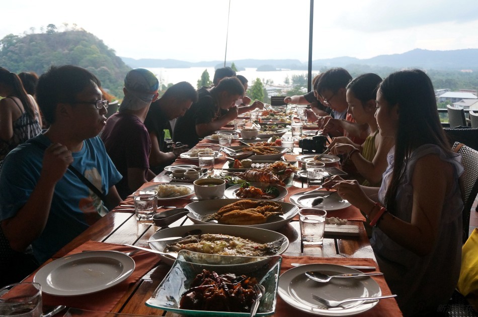 甲米海鲜大餐_甲米长尾船_生猛鲜活海鲜风味大餐