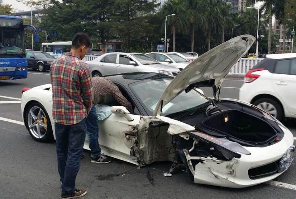 公共汽车的轮子-深圳一法拉利撞公交车 车轮飞出砸中宝马车高清图片