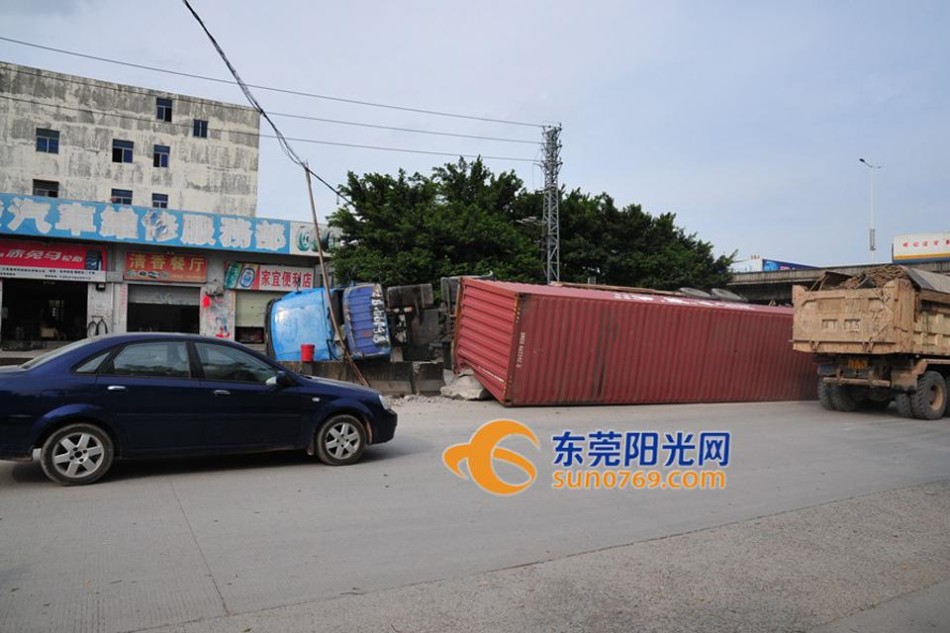 14米的货柜车转弯半径最小要多少?怎么算