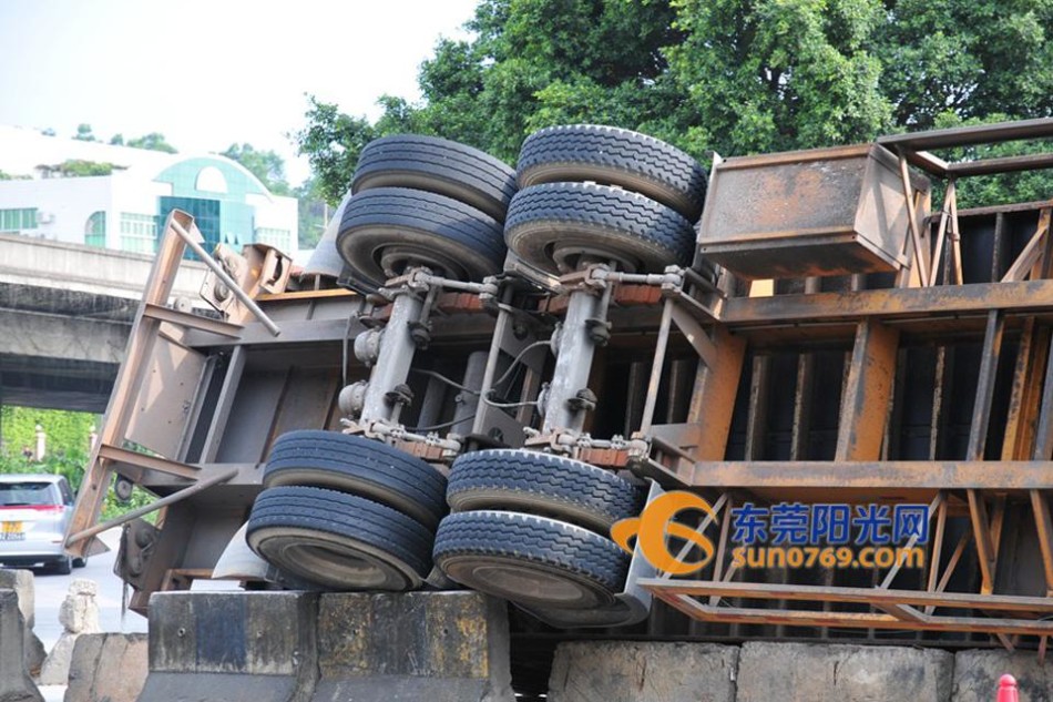 14米的货柜车转弯半径最小要多少?怎么算