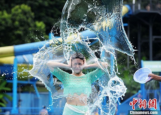 长沙举办泼水大战 游客湿身狂欢