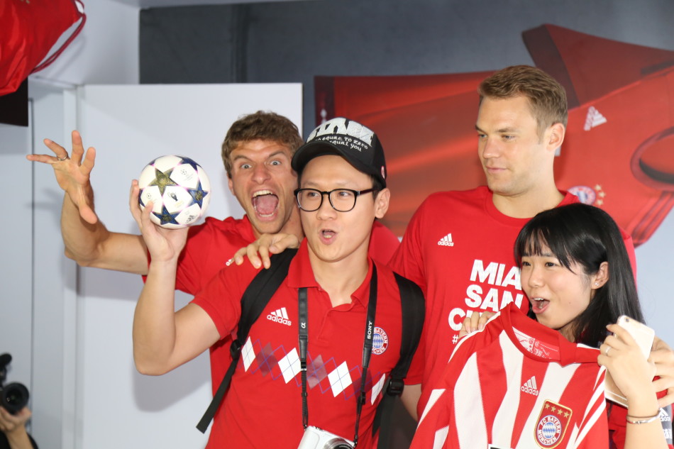 位拜仁球星还在甲板上的足球场中与前国脚,现