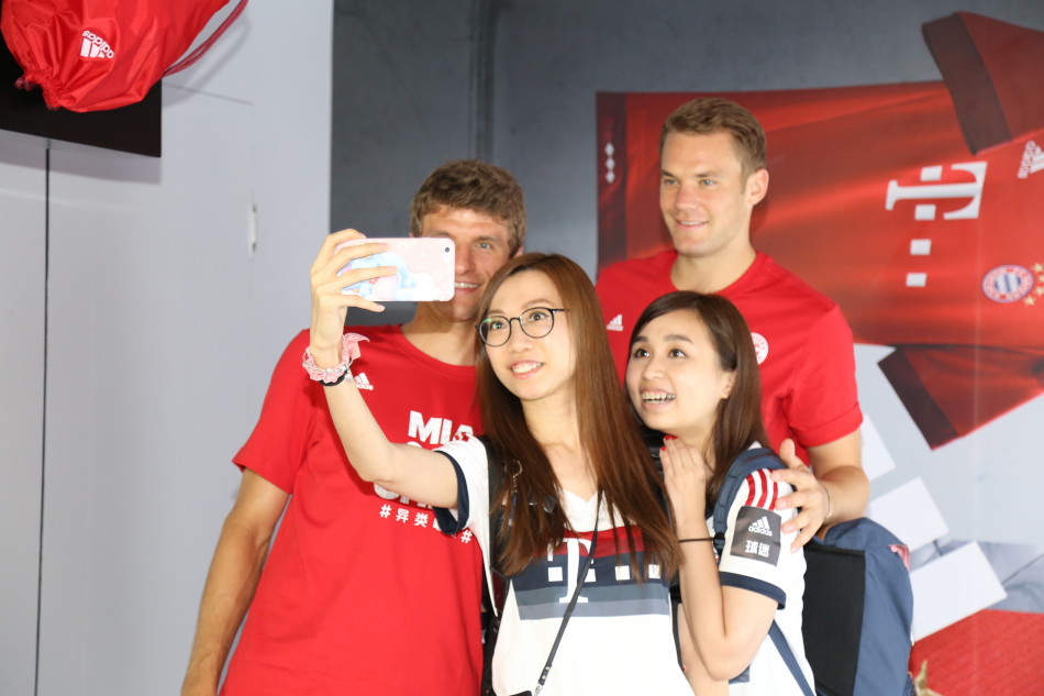 位拜仁球星还在甲板上的足球场中与前国脚,现