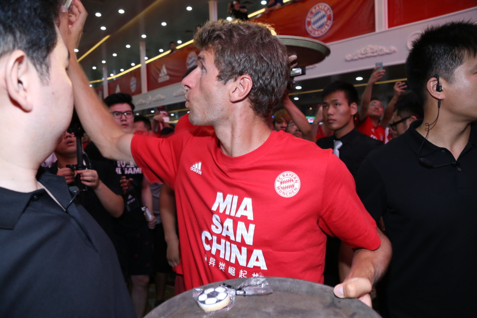 位拜仁球星还在甲板上的足球场中与前国脚,现