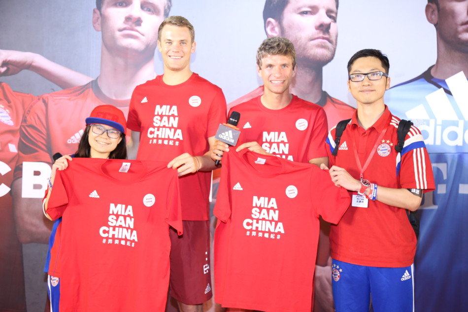 位拜仁球星还在甲板上的足球场中与前国脚,现