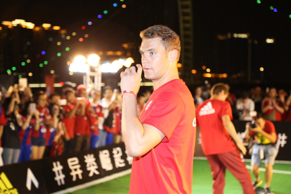 .两位拜仁球星还在甲板上的足球场中与前国脚