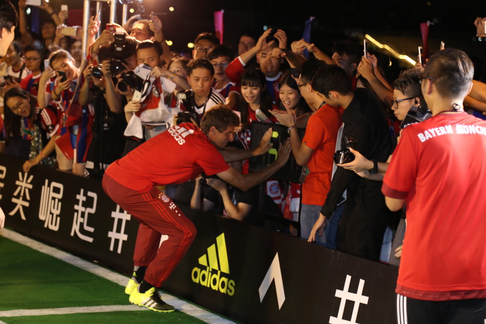 位拜仁球星还在甲板上的足球场中与前国脚,现