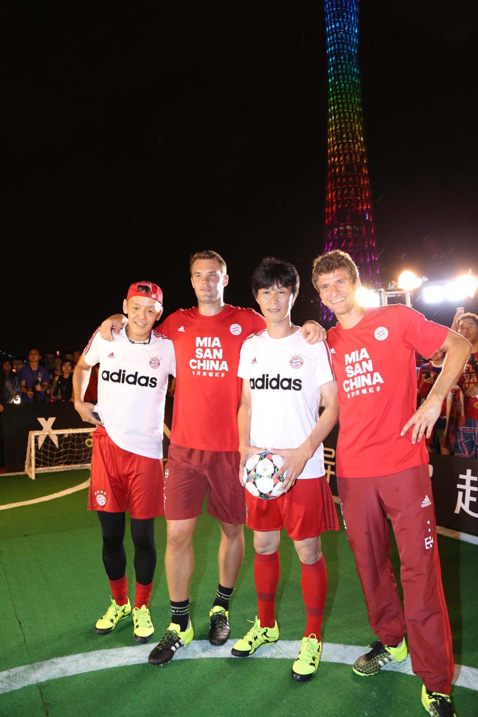 .两位拜仁球星还在甲板上的足球场中与前国脚