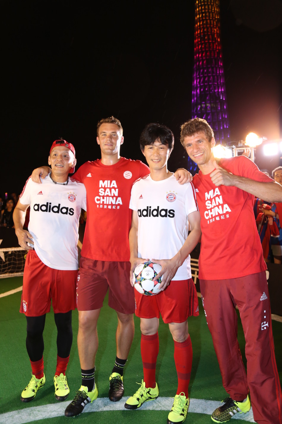 位拜仁球星还在甲板上的足球场中与前国脚,现