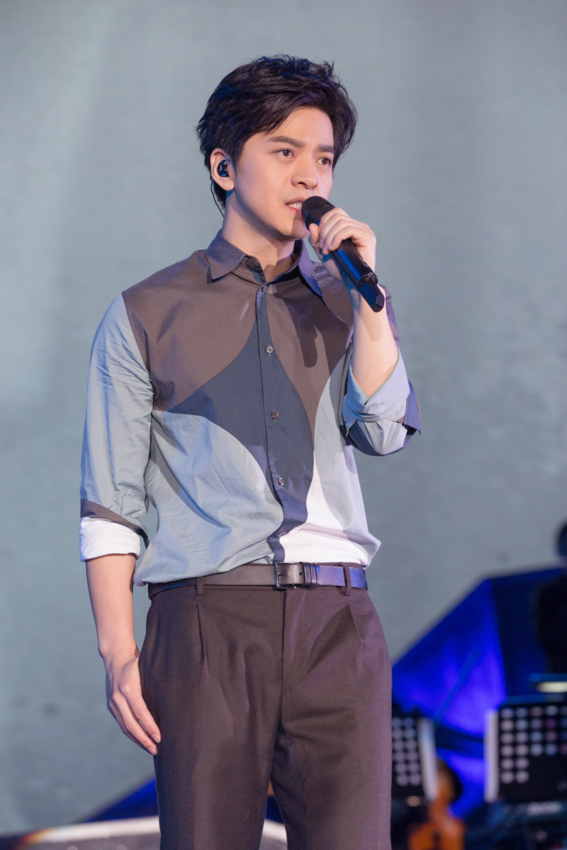 粤语歌曲男的唱的高潮部分是粤语老歌戏曲 有