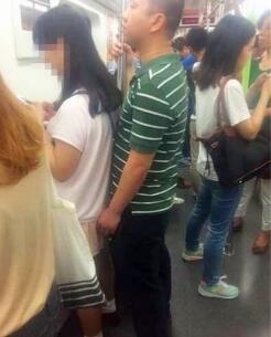 日本咸猪手解内衣视频_公交咸猪手撕美女内衣